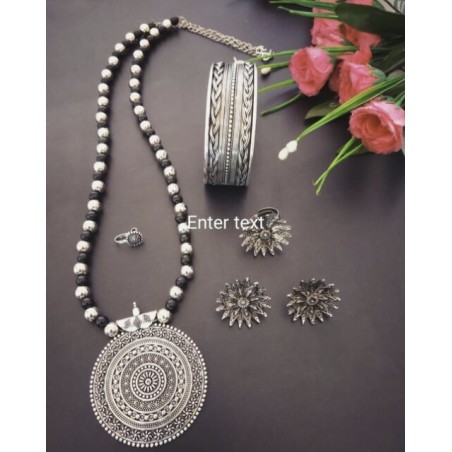 Pendant set