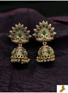 Graceful earrings and studs